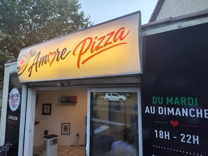 La devanture d'Amore Pizza, place Roger Bossa à Biver